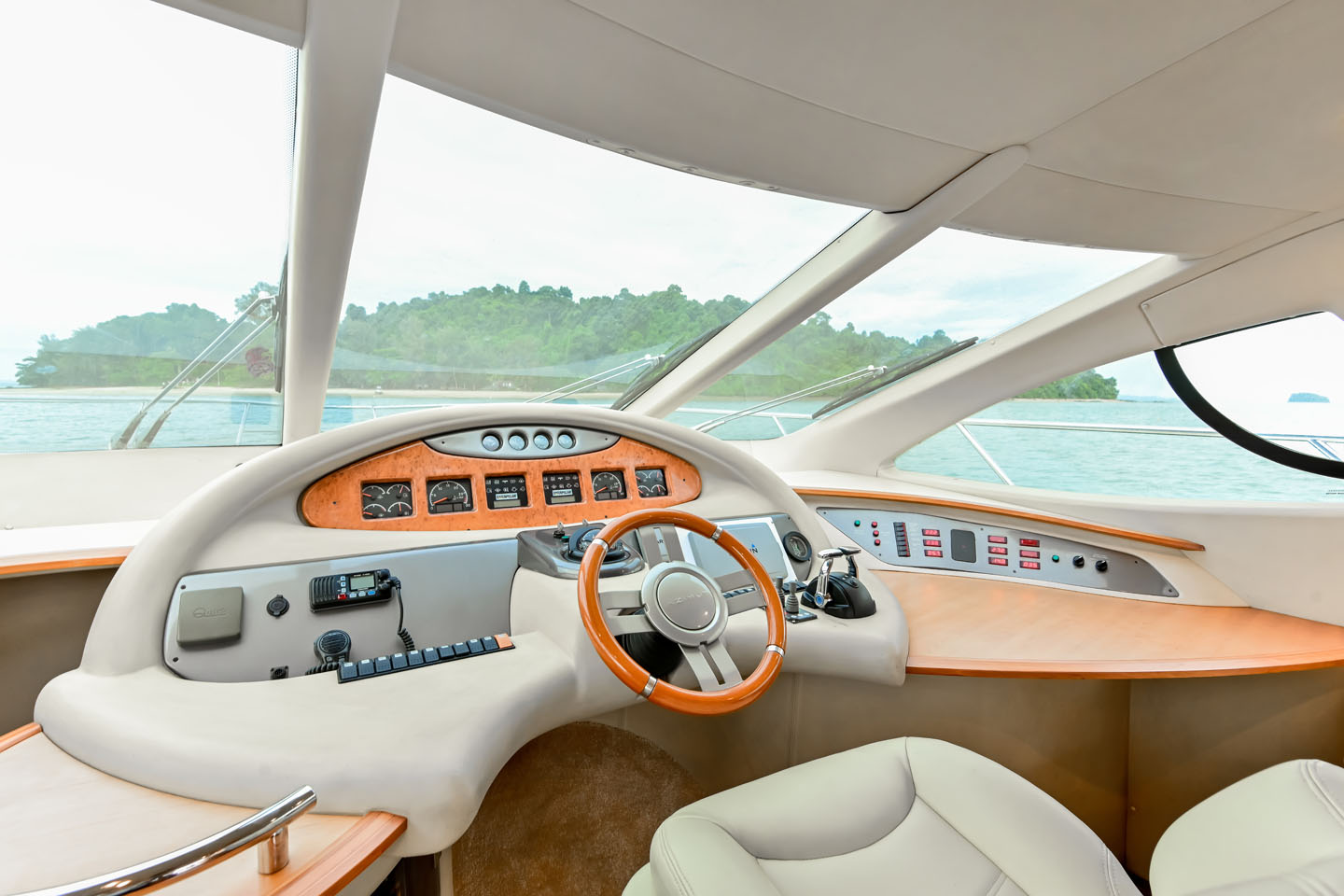 Luxury Yacht Charter - Azimut 55