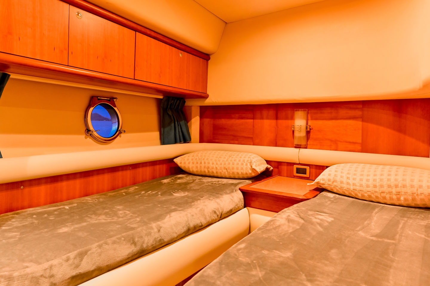 Luxury Yacht Charter - Azimut 55